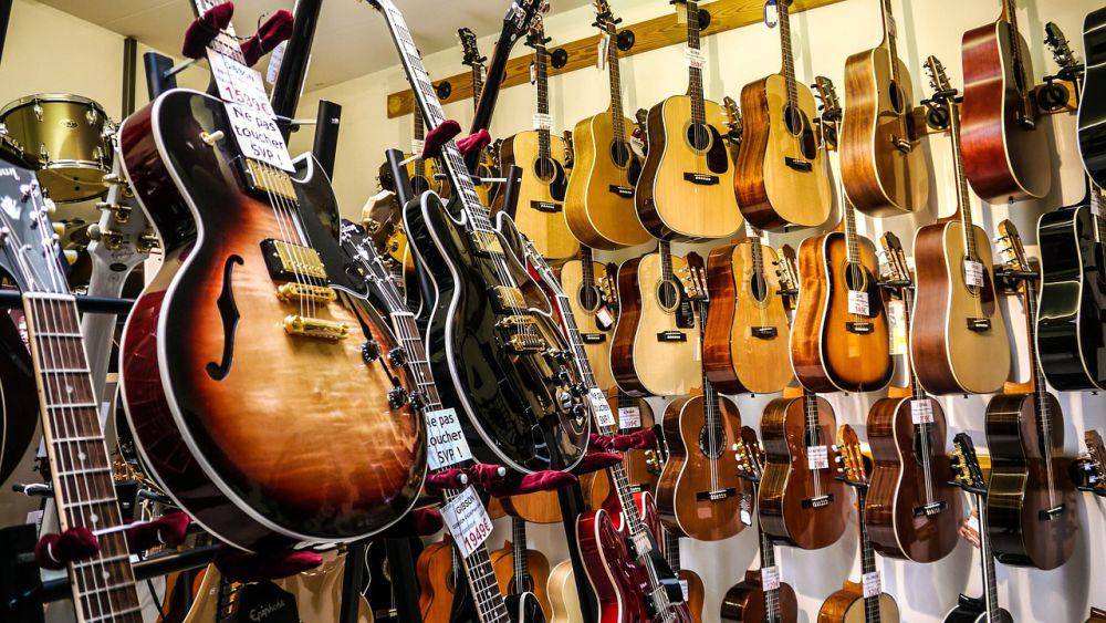 Ilustrasi Toko Gitar (Pixabay/Pierre Prégardien)