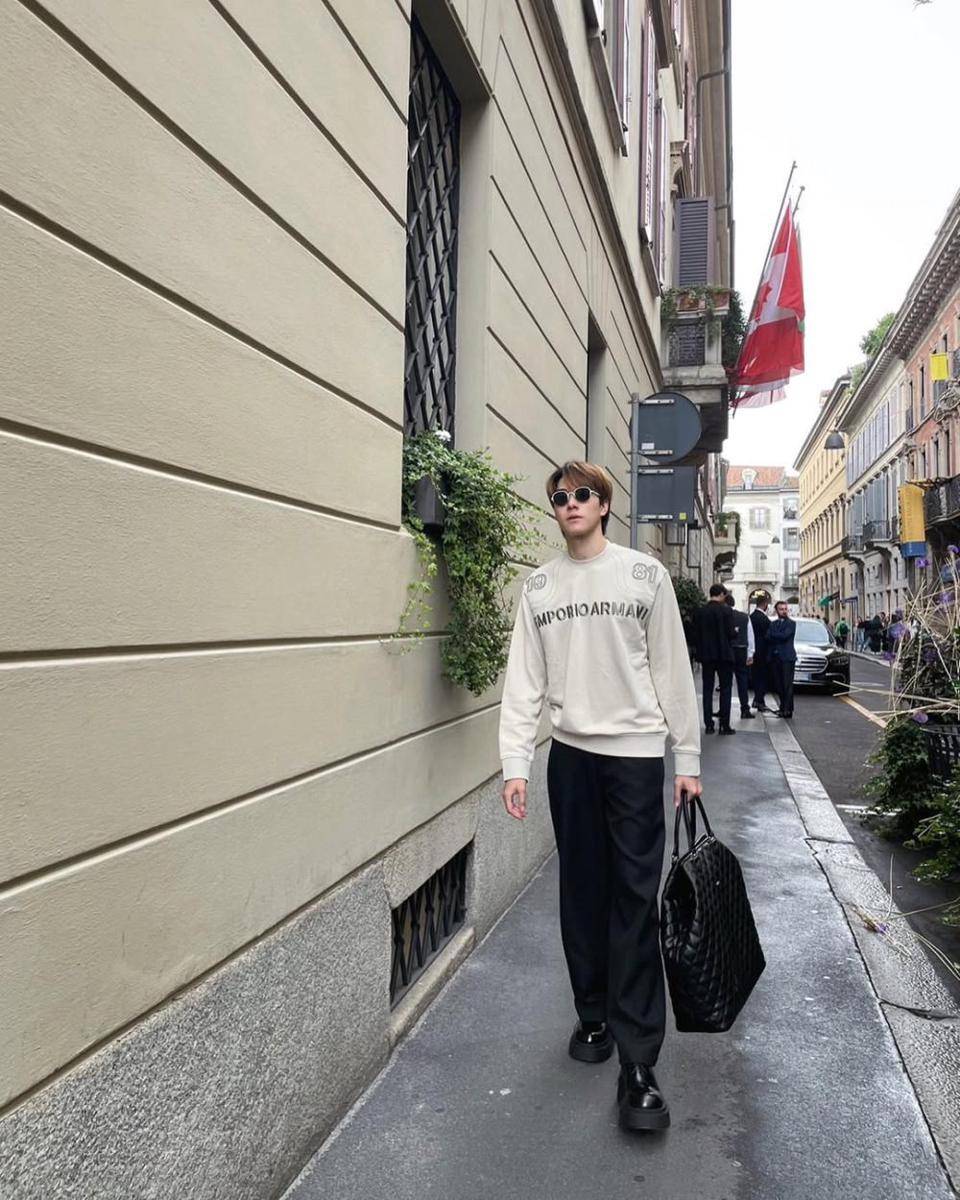 OOTD pakai sweatshirt ala Nani Hirunkit (instagram.com/hirunkit_)