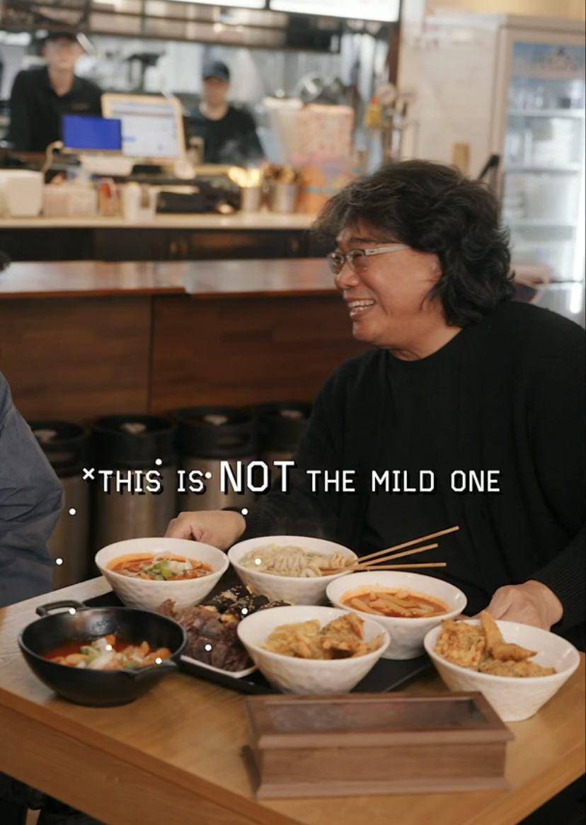 potret Robert Pattinson jajal kuliner Korea bareng sutradara Bong Joon Ho (Instagram.com/warnerbrosid)