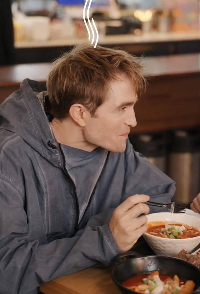 potret Robert Pattinson jajal kuliner Korea bareng sutradara Bong Joon Ho (Instagram.com/warnerbrosid)