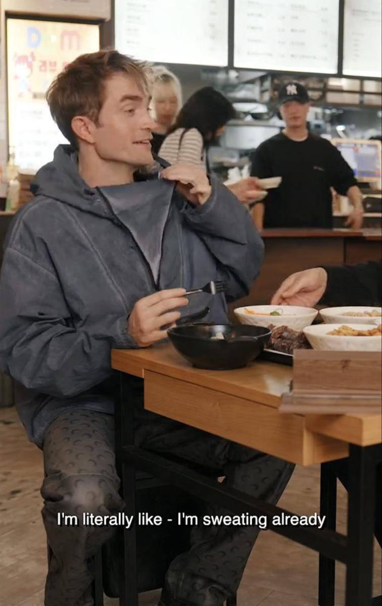 potret Robert Pattinson jajal kuliner Korea bareng sutradara Bong Joon Ho (Instagram.com/warnerbrosid)