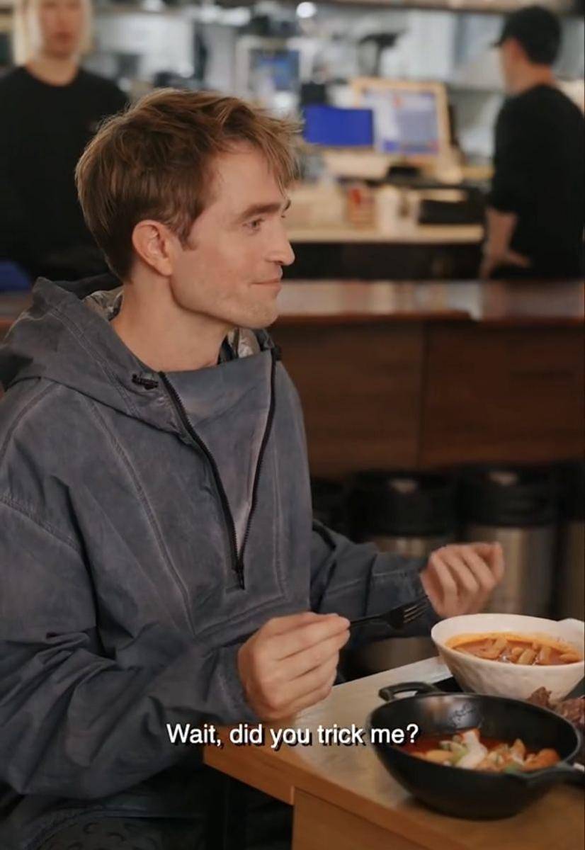 potret Robert Pattinson jajal kuliner Korea bareng sutradara Bong Joon Ho (Instagram.com/warnerbrosid)