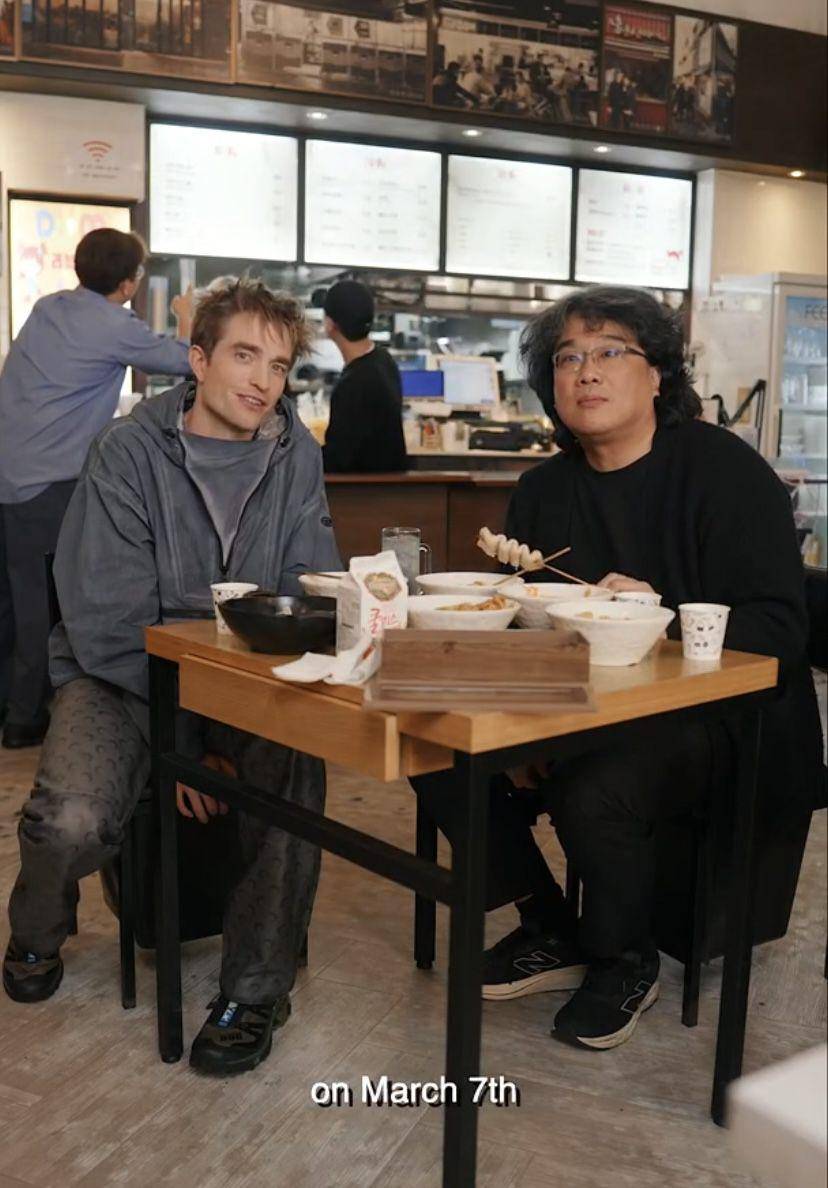potret Robert Pattinson jajal kuliner Korea bareng sutradara Bong Joon Ho (Instagram.com/warnerbrosid)