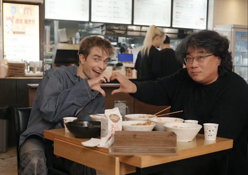 7 Potret Robert Pattinson Jajal Kuliner Korea Bareng Bong Joon Ho
