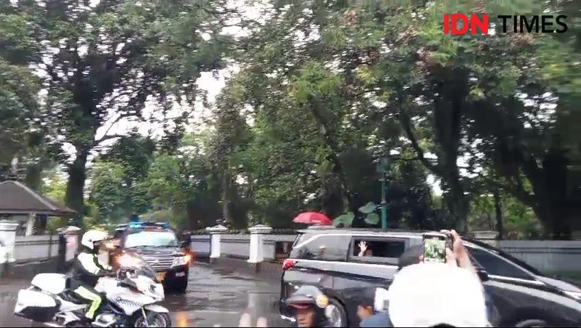 Usai Ultah, Megawati Lambaikan Tangan Tinggalkan Istana Batutulis