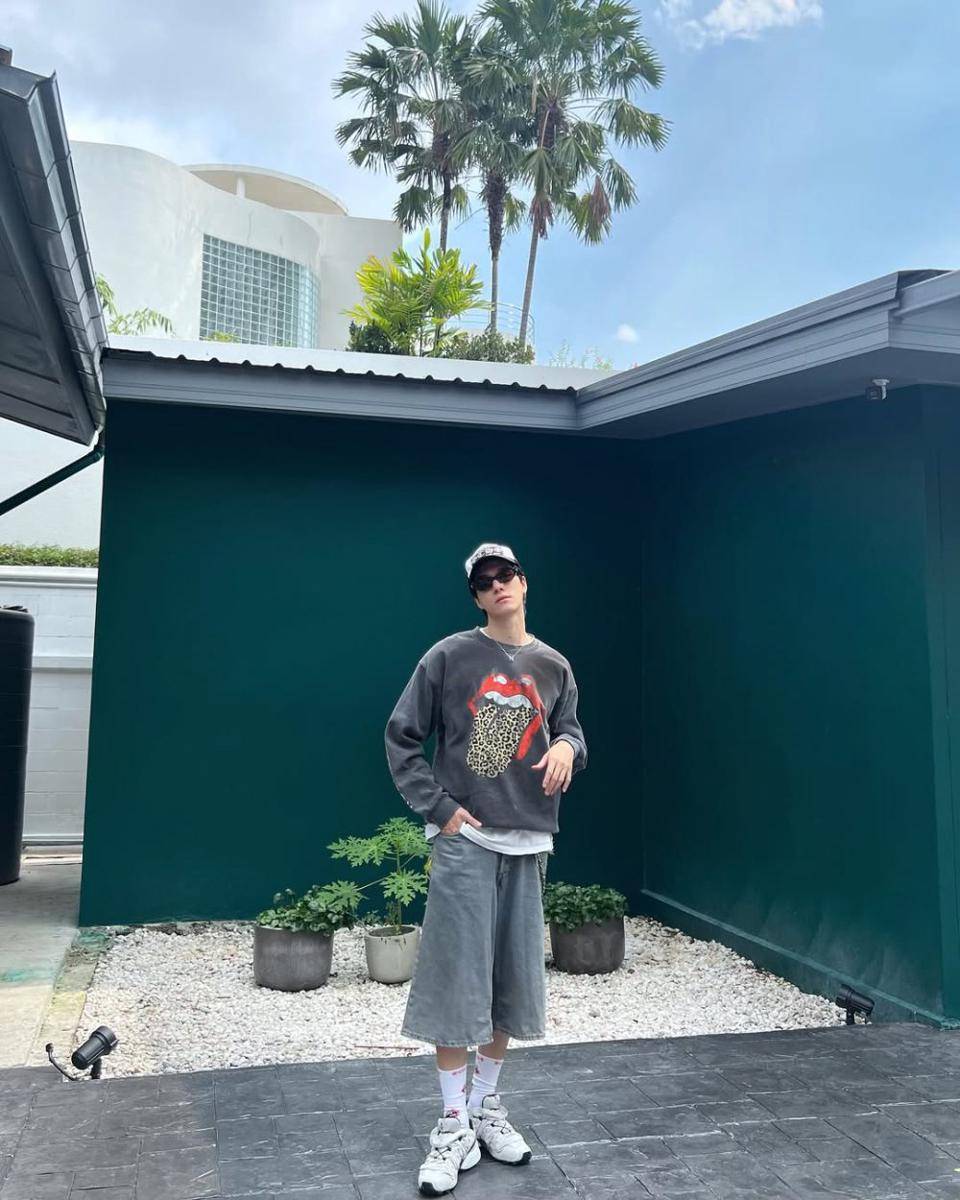 OOTD pakai sweatshirt ala Nani Hirunkit (instagram.com/hirunkit_)