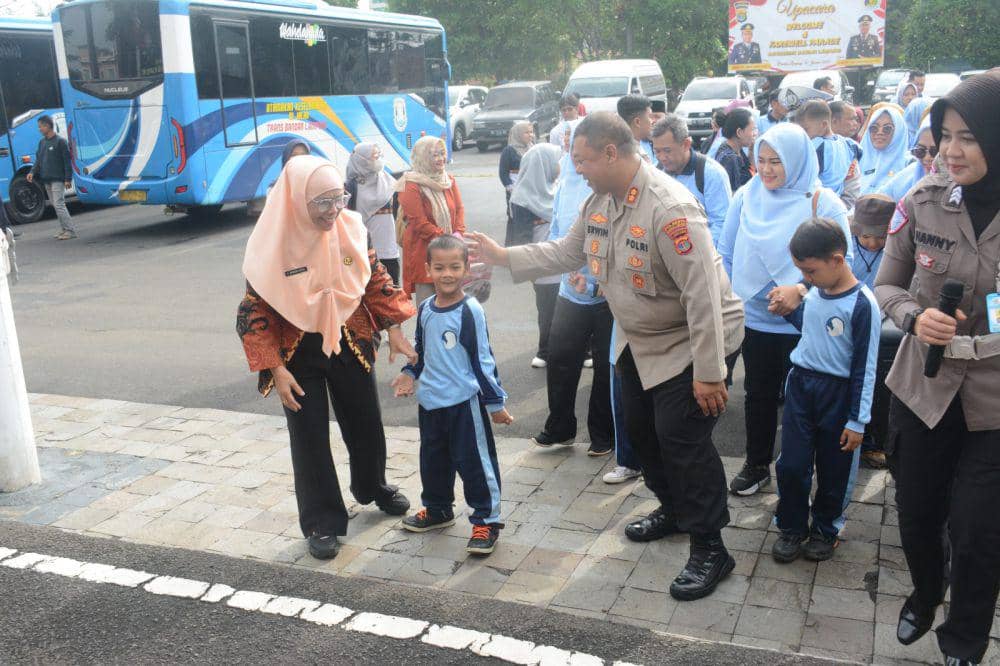 Kunjungan siswa Sekolah Disabilitas Bunda ke Polresta Bandar Lampung. (IDN Times/Humas Pemkot Bandar Lampung)