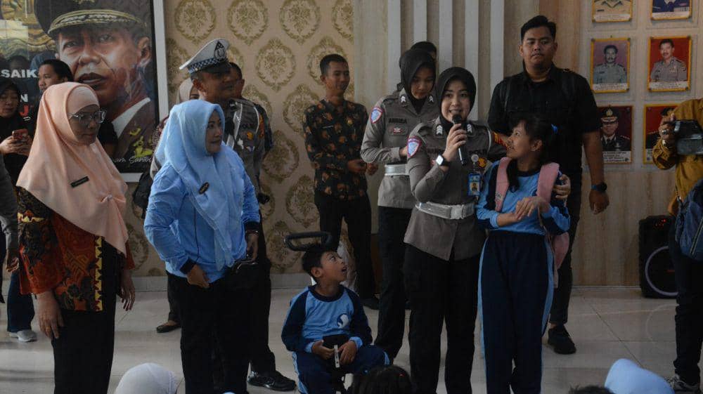 Kunjungan siswa Sekolah Disabilitas Bunda ke Polresta Bandar Lampung. (IDN Times/Humas Pemkot Bandar Lampung)