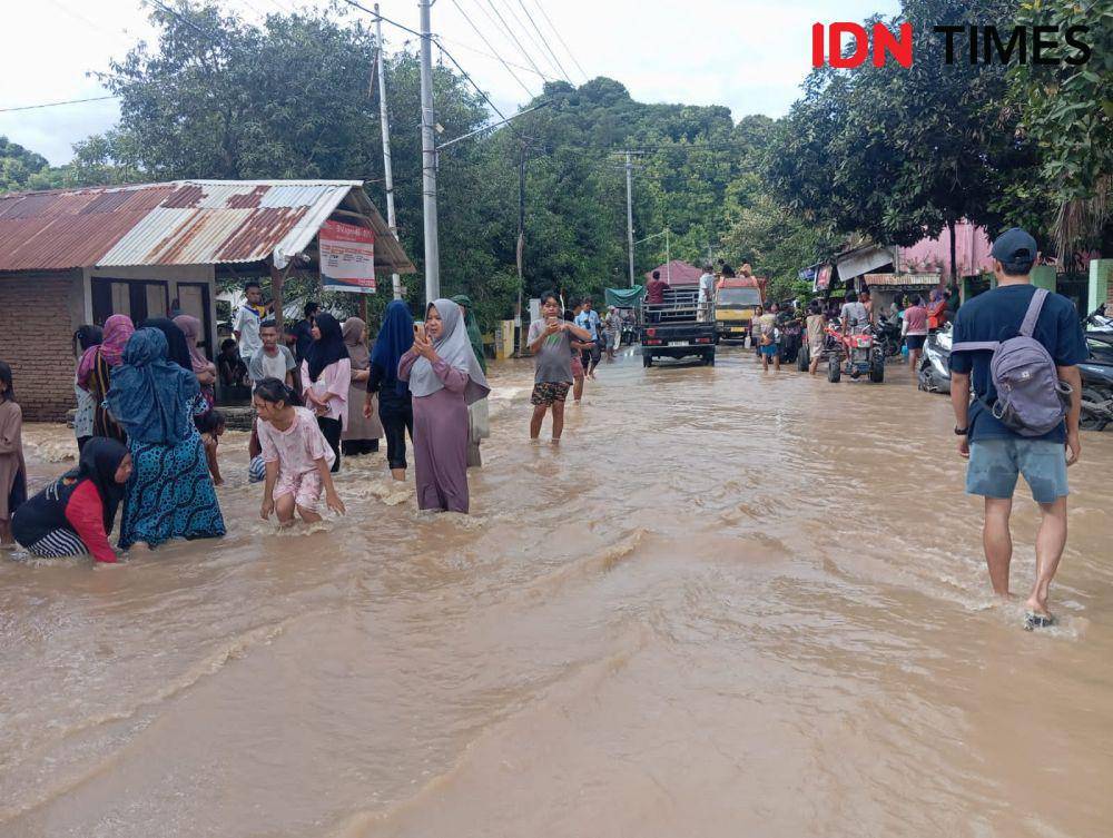 Foto banjir rendam ruas jalan raya dan pemukiman warga Bima (Dok/BPBD Bima)