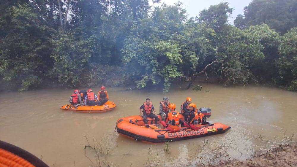 Operasi SAR pencarian siswa SD yang diduga hanyut terbawa arus Sungai Niru (Dok: Basarnas Palembang)