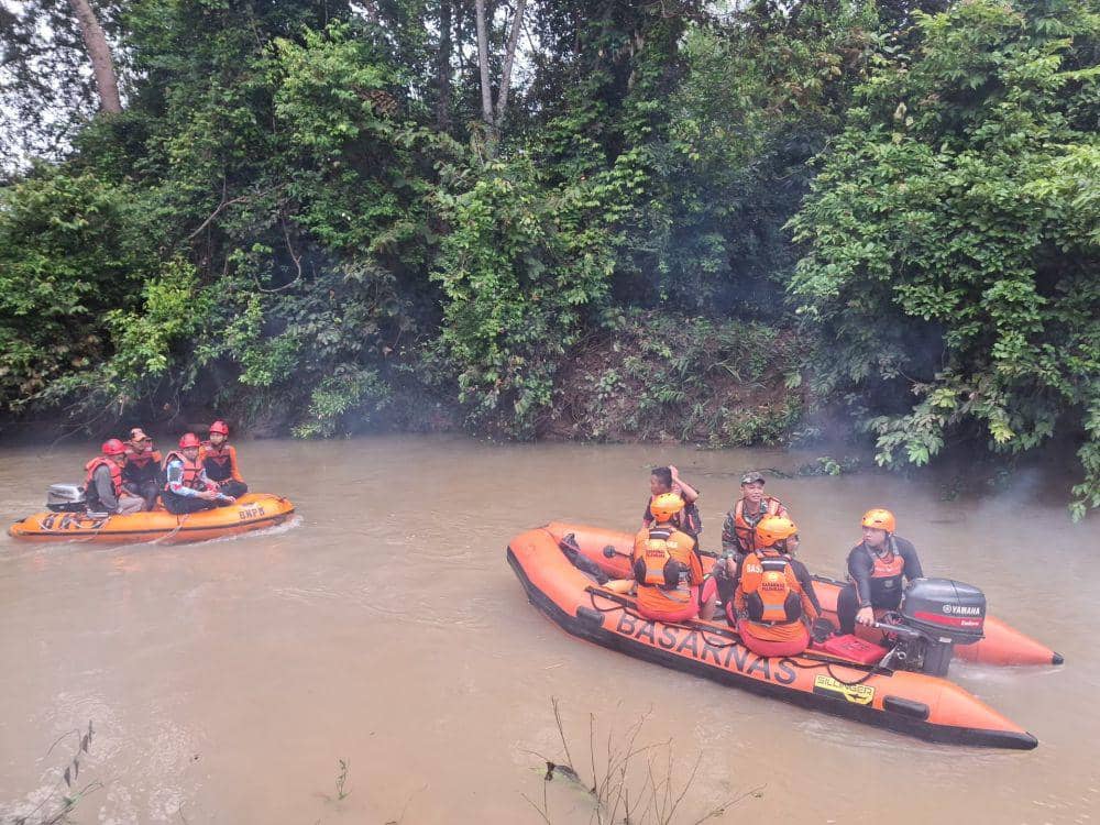 Operasi SAR pencarian siswa SD yang diduga hanyut terbawa arus Sungai Niru (Dok: Basarnas Palembang)