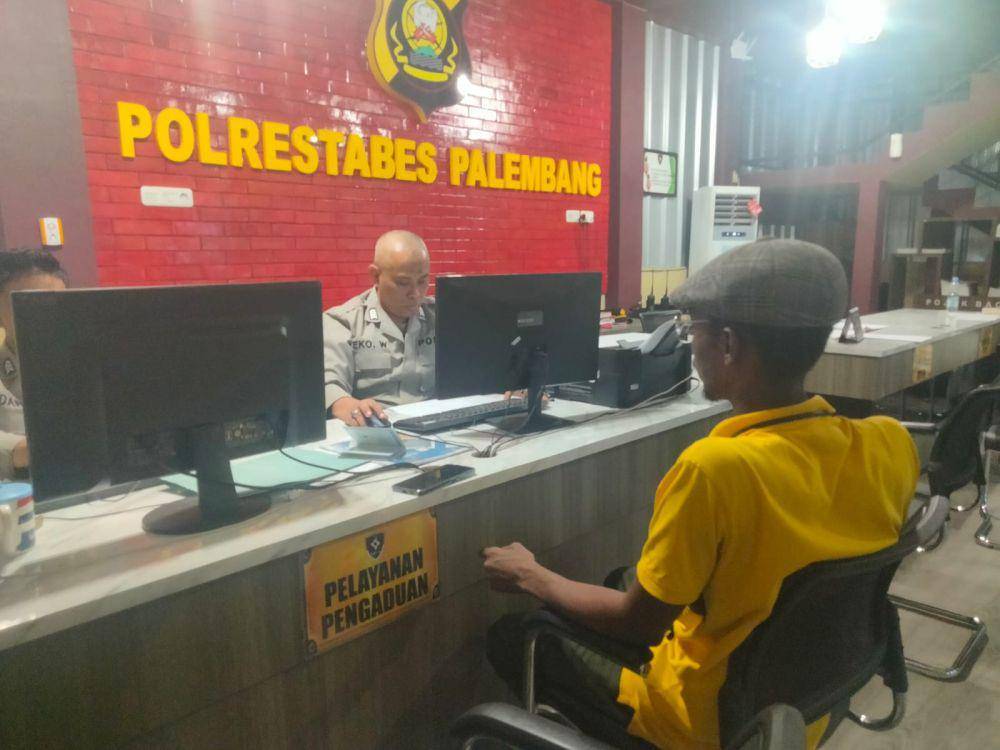 Mahasiswa asal Sudan bernama Abubaker Moawya Hassan Mohammed (22) melapor ke SPKT Polrestabes Palembang (Dok: Polrestabes Palembang)