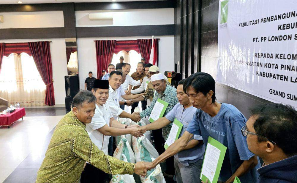Bantuan pupuk dari Lonsum untuk kelompok tani di Labuhanbatu Selatan (dok.Lonsum)
