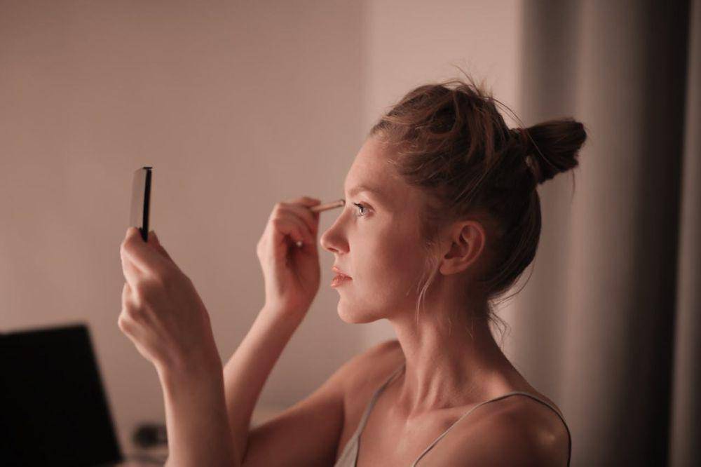 illustrasi wanita menggunakan makeup waterproof (pexels.com/Adrienn)