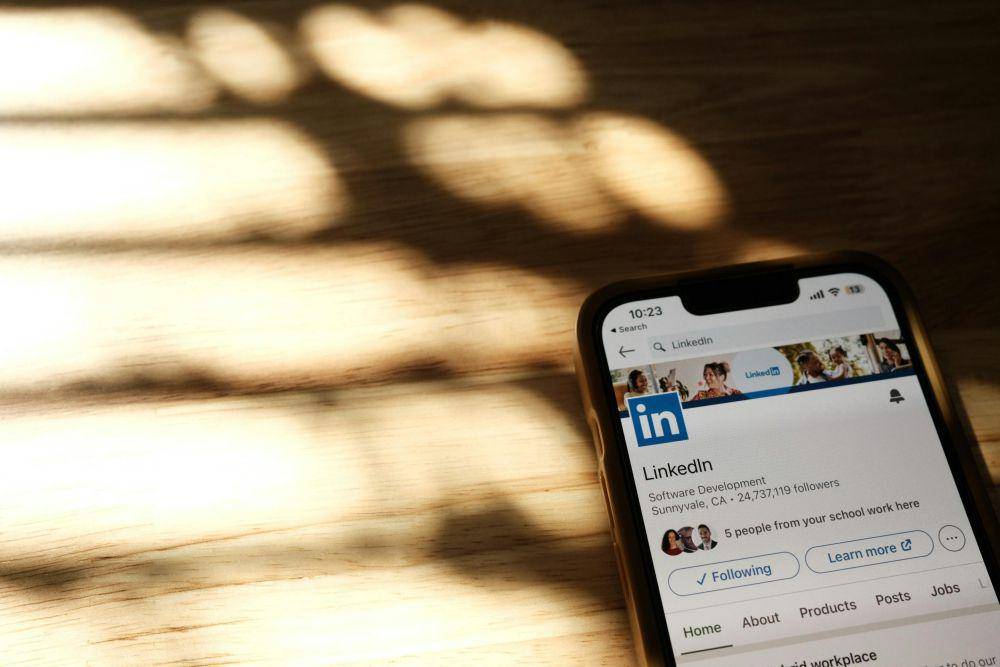 ilsutrasi membangun networking melalui LinkedIn (pexels.com/Airam Dato-on)