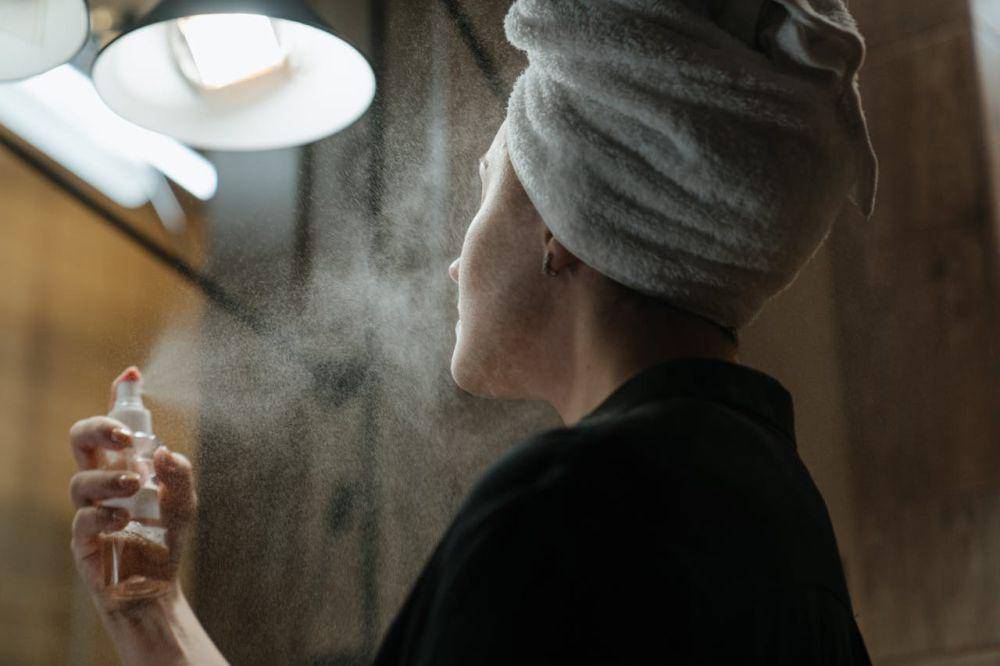 illustrasi wanita menggunakan setting spray (pexels.com/cottonbro studio)