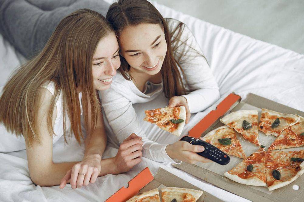 ilustrasi makan pizza di kamar (pexels.com/Gustavo Fring)