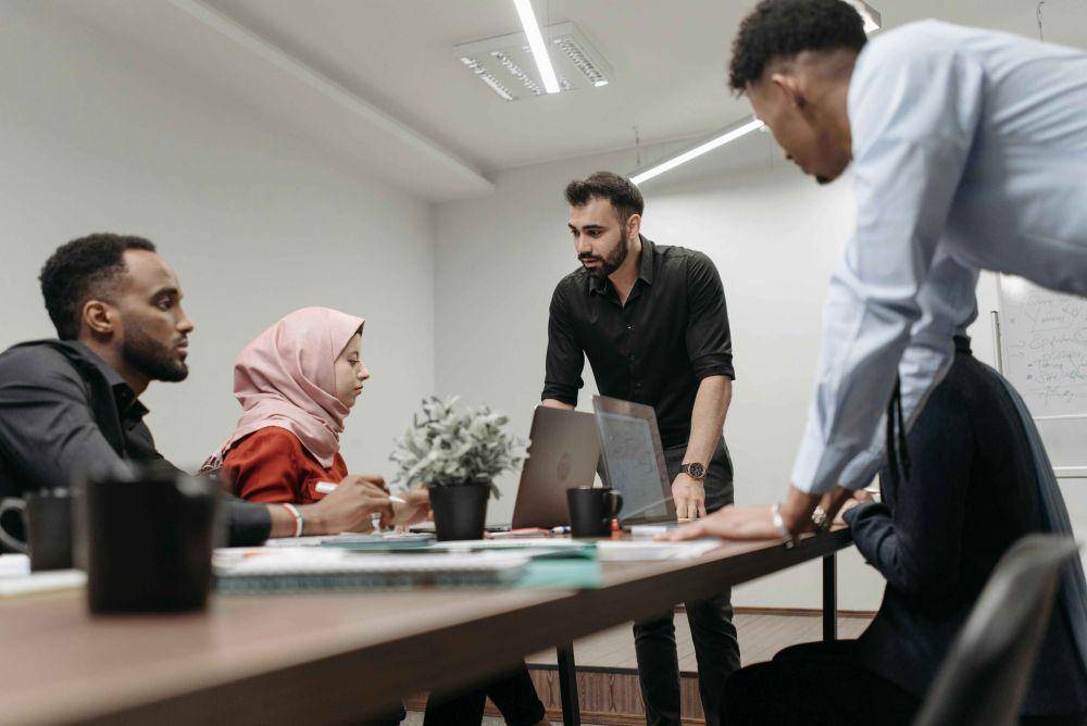 ilustrasi rapat di kantor (pexels.com/Pavel Danilyuk)