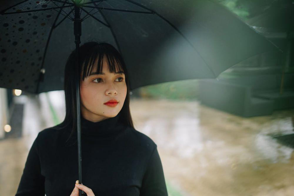 5 Tips Make Up Anti Kusam untuk Wajah Berminyak di Musim Hujan