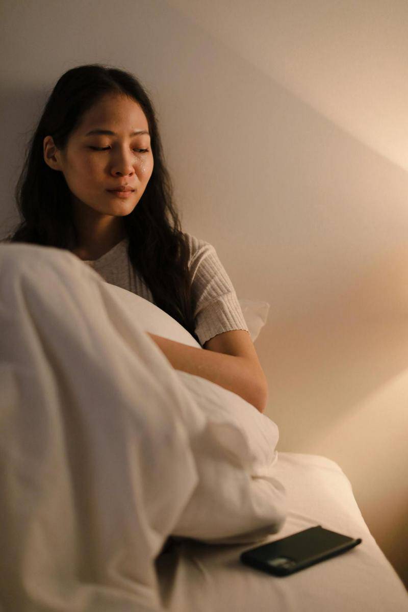 ilustrasi wanita yang menangis di tempat tidur (Pexels.com/Ron Lach Do)