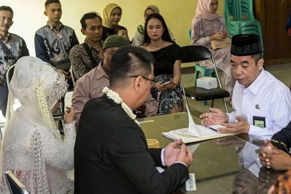 Ilustrasi - Seorang penghulu membimbing prosesi akad nikah di Kantor Urusan Agama (KUA) Kecamatan Pinang, Kota Tangerang, Banten, Jumat (1/2/2024). (ANTARA FOTO/Sulthony Hasanuddin)