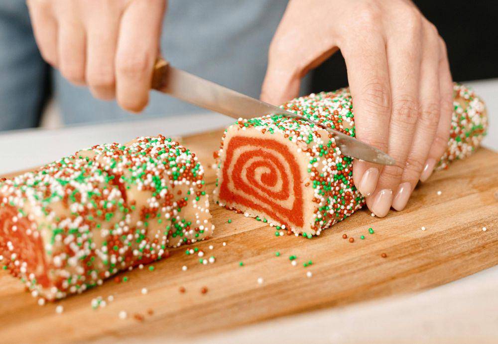 Ilustrasi mengiris roll cake (pexels.com/Nicole Michalou)