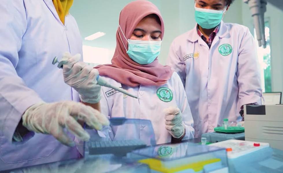 foto mahasiswa Unesa melakukan penelitian di lab (youtube.com/Kece media by Unesa)