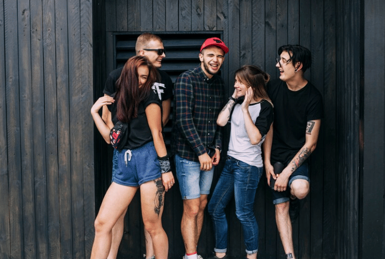 ilustrasi orang berpesta (freepik.com/freepik)