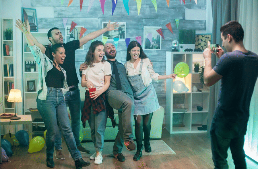 ilustrasi orang berpesta (freepik.com/DC Studio)