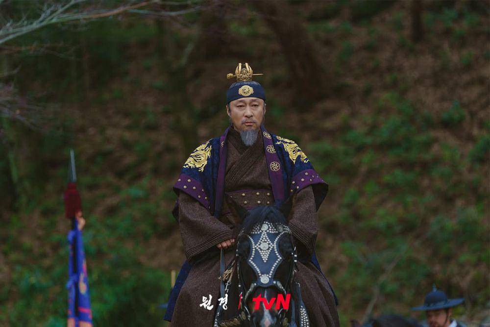 still cut drama The Queen Who Crowns (instagram.com/tvn_drama)