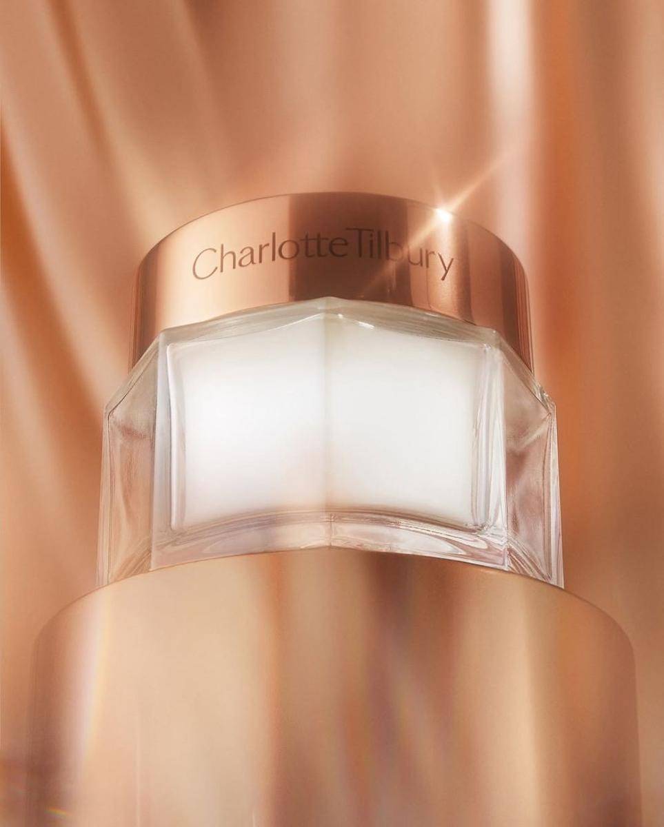 Produk Makeup Aaliyah Massaid di Photoshoot Pregnancy Reveal (instagram.com/charlottetilburyskincare)