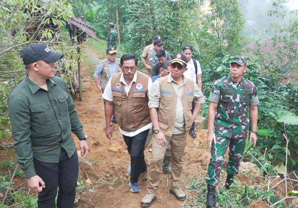 Kepala BNPB Letjen TNI Suharyanto (kedua dari kanan) meninjau lokasi bencana longsor di Desa Kasimpar, Kecamatan Petungkriyono, Kabupaten Pekalongan, Jawa Tengah, Rabu (22/1/2025). (Dokumentasi BNPB)