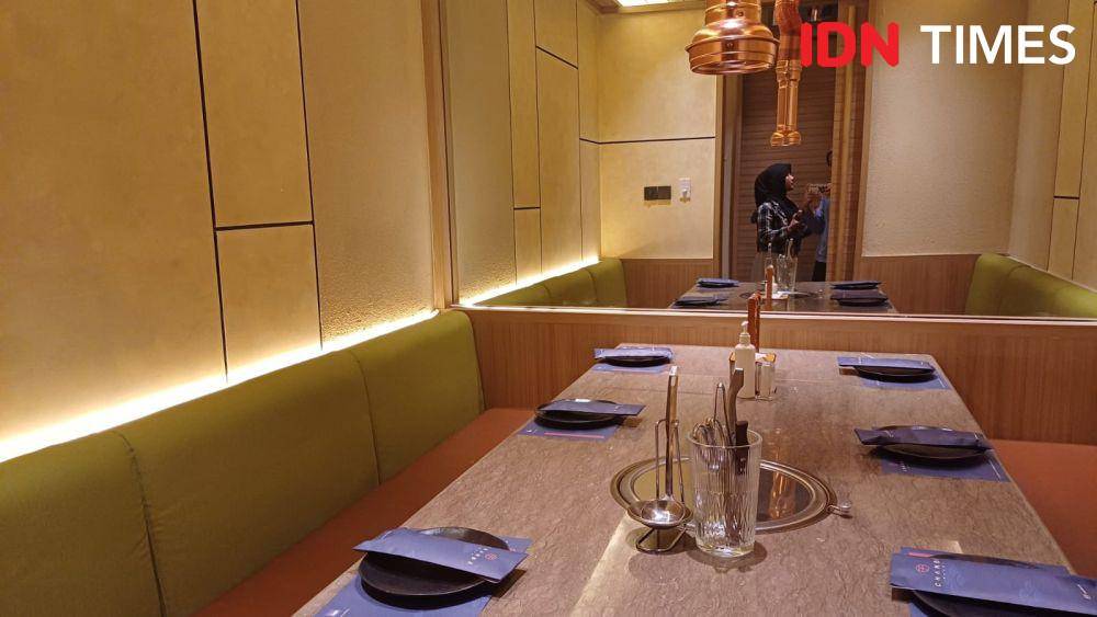 Potret ruang makan di Chanba Private Room Grill, Eco8, Jakarta Barat (IDN Times/Dhiya Awlia Azzahra)