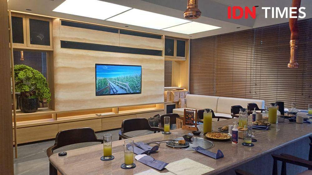 Area makan dengan karaoke di Chanba Private Room Grill, Eco8, Jakarta Barat (IDN Times/Dhiya Awlia Azzahra)