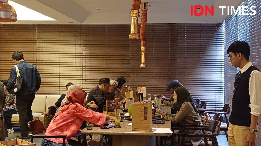 Potret pengunjung makan di Chanba Private Room Grill, Eco8, Jakarta Barat (IDN Times/Dhiya Awlia Azzahra)
