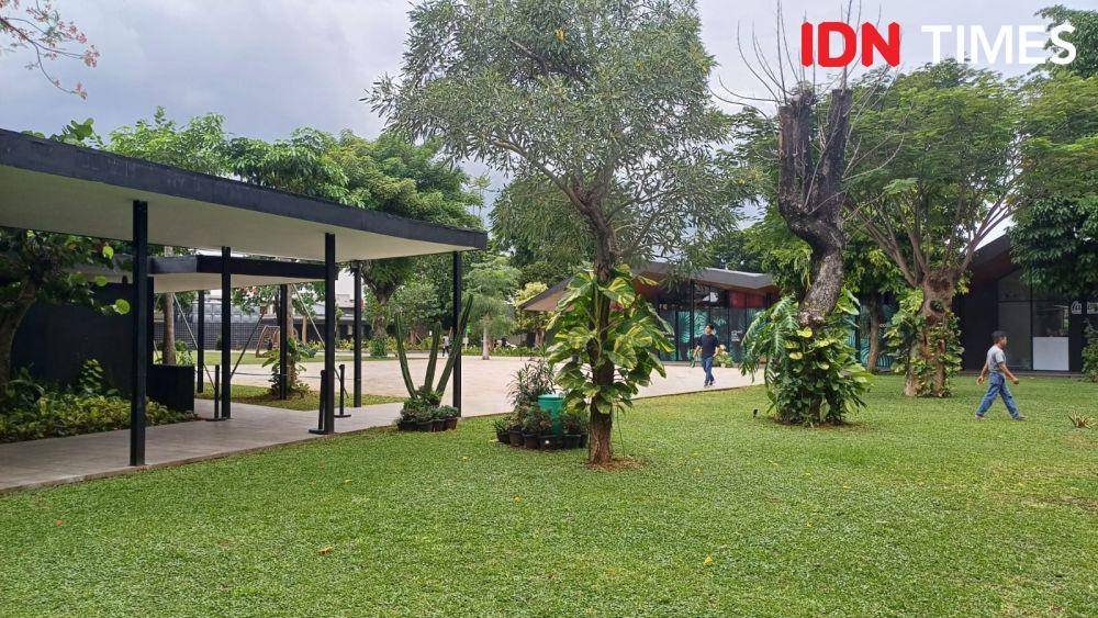 Potret taman di area depan Chanba Private Room Grill, Eco8, Jakarta Barat (IDN Times/Dhiya Awlia Azzahra)
