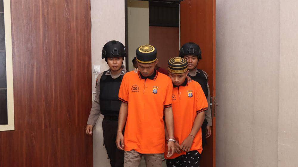 YP (22) dan OCW (20) saat dihadirkan pada konferensi pers pengungkapan kasus narkoba di Mapolres Bontang, Rabu (22/1/2025). (Dok. Polres Bontang)