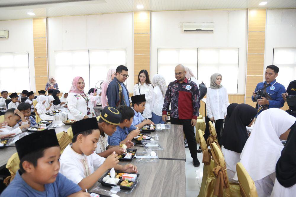 Gekrafs Jatim Bagikan Makanan Bergizi ke Siswa SD di Bangkalan