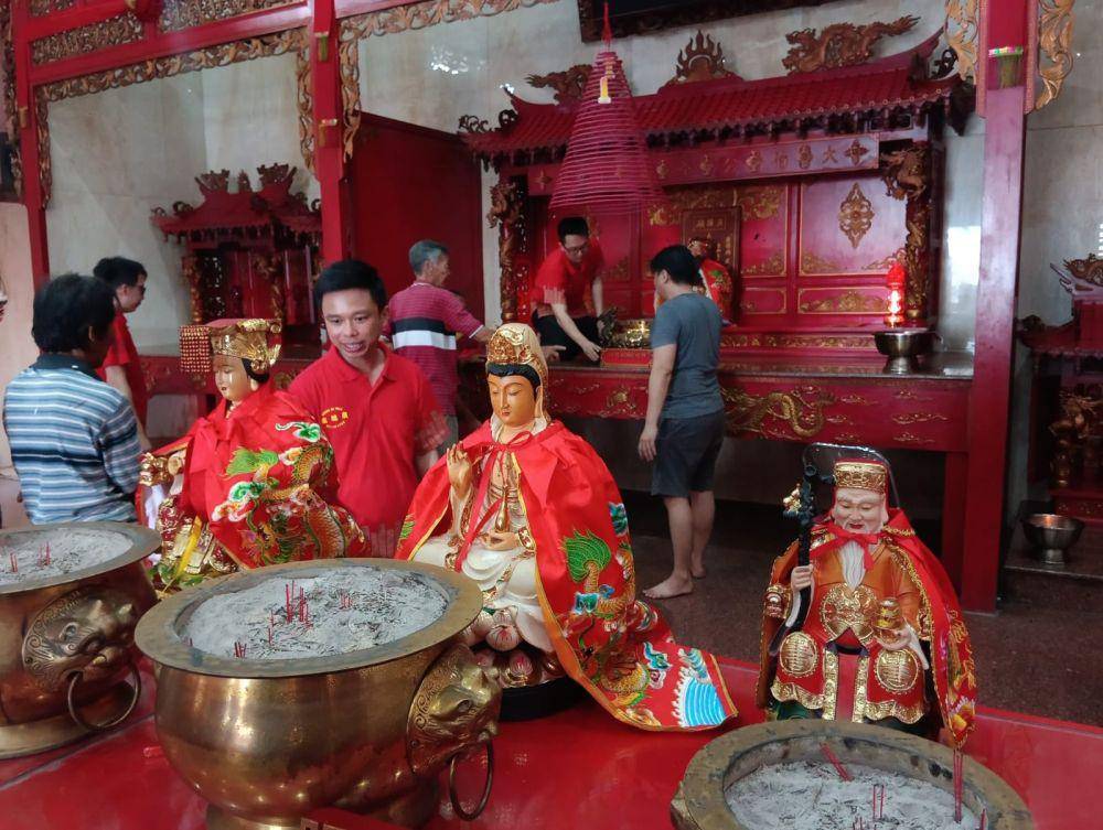 Memandikan patung dewa dan dewi merupakan tradisi yang rutin dilakukan setiap tahun, khususnya menjelang perayaan Imlek. (IDN Times/Erik Alfian)