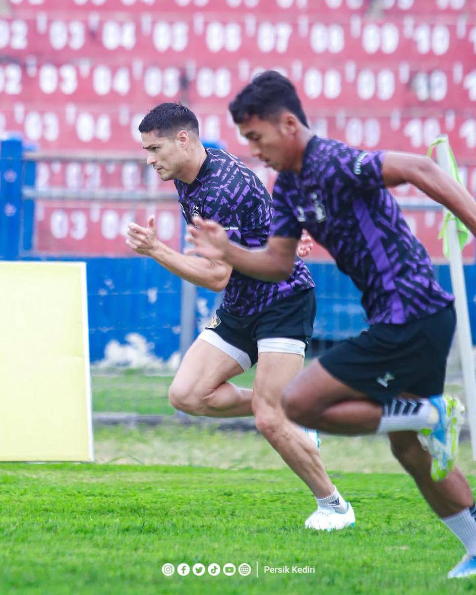 Pemain Persik Kediri saat berlatih. Instagram.com/ persikfcofficial