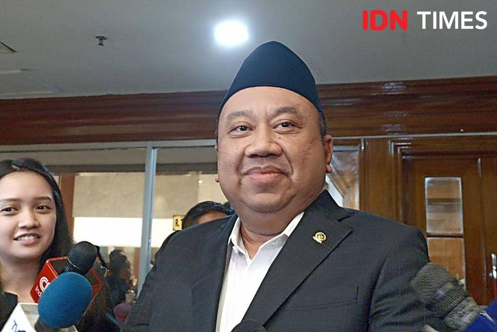 Wakil Ketua Komisi X DPR RI Lalu Hadrian Irfani usai rapat tertutup bersama Mendiktisaintek. (IDN Times/Amir Faisol)