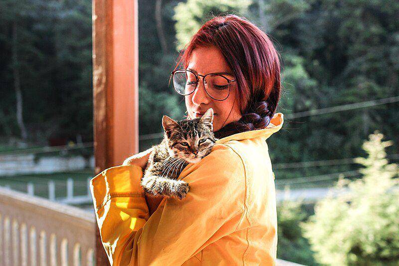 seorang wanita yang menggendong kucing dengan aman (commons.wikimedia.org/Mel Elías mieldalabeja)