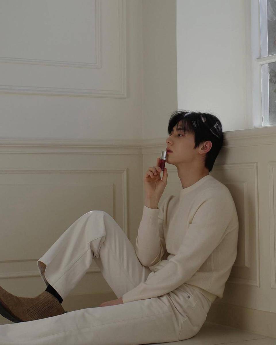 Hwang Min Hyun (instagram.com/optimushwang)