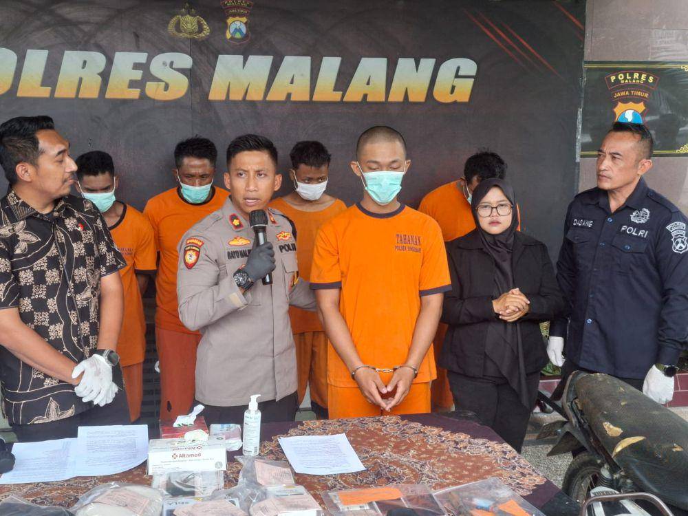 Tersangka Rianto saat ditunjukkan di konferensi pers kasus pencurian dengan kekerasan di Mapolres Malang. (IDN Times/Rizal Adhi Pratama)