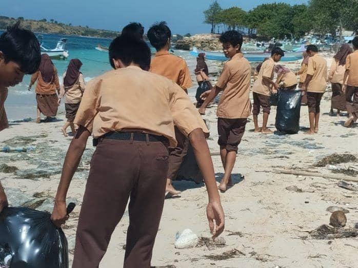 Siswa Satap 1 Keruak melakukan bersih pantai (IDN Times/Istimewa)