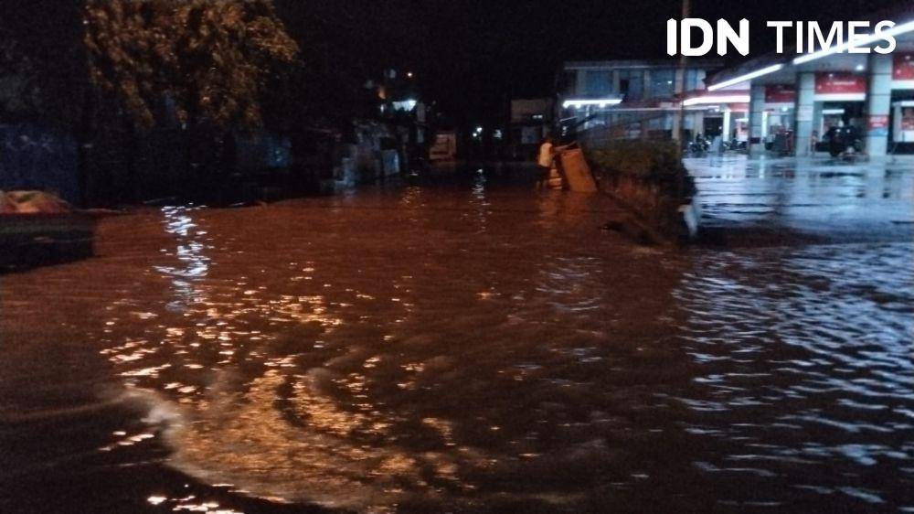 Ilustrasi banjir Palembang (IDN Times/Feny Maulia Agustin)