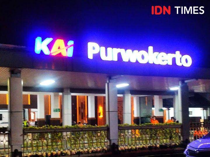 Stasiun Purwokerto yang alami lonjakan penumpang baik kedatangan maupun keberangkatan, Jumat (24/1/2025).(IDN Times/Cokie Sutrisno)