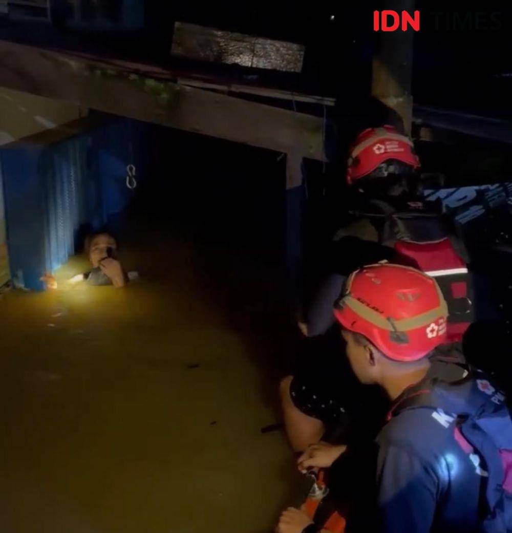 Tim gabungan melakukan evakuasi warga terjebak banjir. (IDN Times/istimewa).