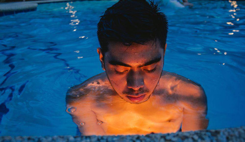 Ilustrasi foto seorang pria sedang mengambil napas di kolam renang. (freepik.com/EyeEm)