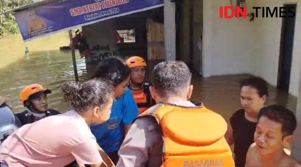 Tim gabungan evakuasi ibu hamil yang hendak melahirkan ke puskesmas. (IDN Times/istimewa).